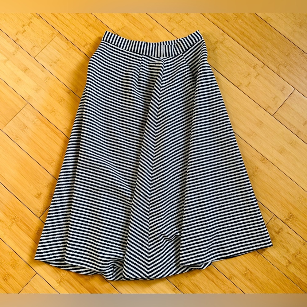 Striped dark navy blue and white mid length skirt